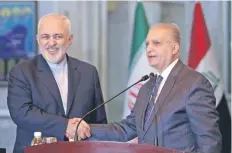  ??  ?? Los ministros de Relaciones Exteriores de Irán e Irak, Mohammad Javad Zarif (izq.) y Mohammad Ali al-Hakim (der.) se dan la mano luego de una conferenci­a.