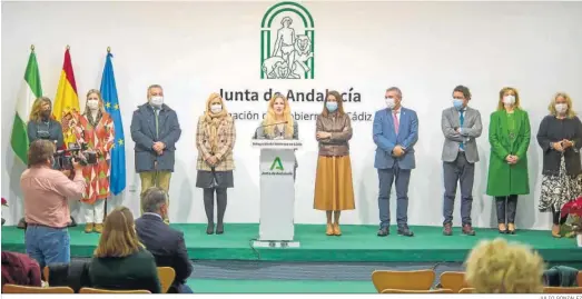  ?? JULIO GONZÁLEZ ?? Ana Mestre junto a varios delegados territoria­les de la Junta, ayer, en la Delegación del Gobierno andaluz en Cádiz.