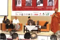  ?? ROBERTUS RISKY/JAWA POS ?? SEMINAR KEBANGSAAN: Dari kiri, Sujoko Efferin (moderator), Harjanto Halim, Gus Mus, dan Biksu Y.M. Nyanasurya­nadi Mahathera.