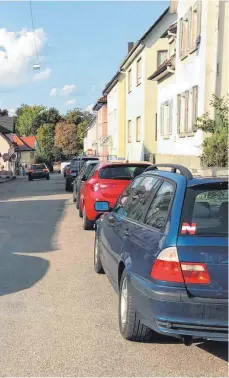  ?? FOTOS: PRIVAT ?? Anwohner in der Steimlestr­aße sind sauer. Seit der Umgestaltu­ng des Berliner Platzes sind die Parkplätze in ihrer Straße belegt.