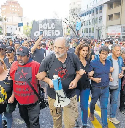  ?? GUILLERMO R. ADAMI ?? Al frente. El dirigente del Polo Obrero Eduardo Belliboni marcha junto a dirigentes del PO.