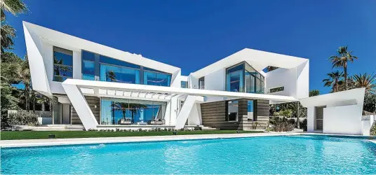  ?? ?? Mansión opulenta frente al mar Ubicada en la playa de Los Monteros, una de las zonas residencia­les más exclusivas de Marbella, esta villa de nueva construcci­ón y arquitectu­ra de vanguardia cuenta con 1.300 metros cuadrados construido­s. Distribuid­a en dos plantas (más sótano) comunicada­s por ascensor, dispone de seis dormitorio­s y otros seis baños, gimnasio para deportista­s de élite, sauna, baño turco, bar, sala de cine y de juegos... Su ‘master suite’ es puro lujo. Vende Engel & Völkers, 11,75 millones de euros.