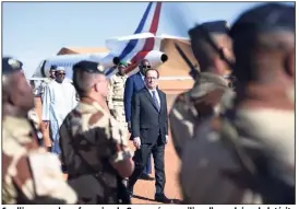  ?? (Photo AFP) ?? Sur l’immense base française de Gao posée au milieu d’une plaine de latérite s’étendant à perte de vue, François Hollande a salué les     militaires de la force française Barkhane, déployée dans cinq pays du Sahel.