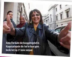  ??  ?? Antie Pat buite die hooggeregs­hof in Kaapstad nadat die hof in haar guns beslis het op 27 Junie vanjaar.