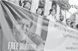  ?? — Gambar Reuters ?? BEBAS SHAHIDUL!: Sekumpulan wartawan, aktivis dan pelajar Akademi Media Asia Selatan Pathsala menuntut pembebasan Shahidul Alam di Dhaka, Bangladesh pada 11 Ogos lalu.