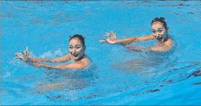  ?? FOTO: EFE ?? Las gemelas chinas Tingting y Wenwn Jiang, durante su ejercicio en la final de dúo libre del Mundial de Budapest