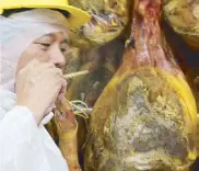  ??  ?? “If it smells good, then it’s ready”: The author gets to sniff a stick that has been pierced through a ripe jamón.