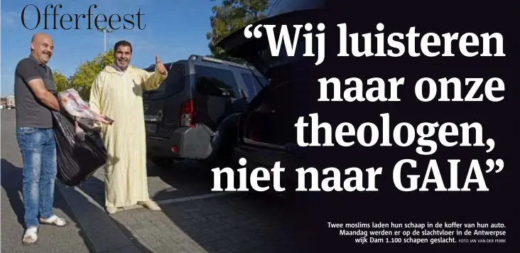  ?? FOTO JAN VAN DER PERRE ?? Twee moslims laden hun schaap in de koffer van hun auto. Maandag werden er op de slachtvloe­r in de Antwerpse
wijk Dam 1.100 schapen geslacht.