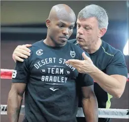  ?? Elizabeth Kreutz ?? TRAINER TEDDY ATLAS works with Timothy Bradley Jr. in Las Vegas, preparing him for Saturday night’s third fight against Manny Pacquiao.