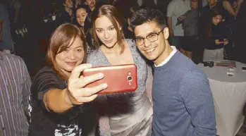  ??  ?? advertiser Arci Muñoz and JC de Vera pose for a selfie with a Since I Found You’s Kapamilya