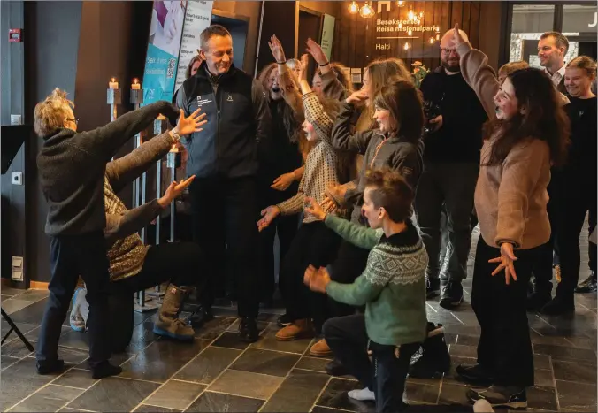  ?? FOTO: ARE BERGSET ELVESTAD ?? Odd Rudberg fikk mye heder, også fra barna på Nordreisa kulturskol­e.