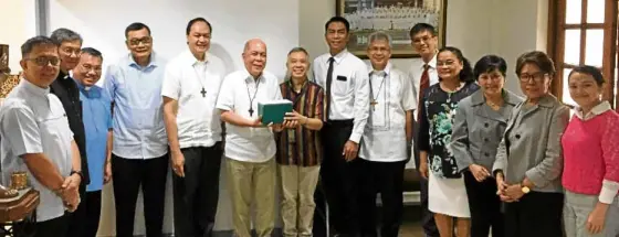  ??  ?? Bishop David, Archbishop Valles, Jose, Ordinario (center) and other CBCP and Mormon officials during the turnover ceremony