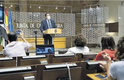  ??  ?? El consejero de Sanidad y Servicios Sociales, José María Vergeles, ayer en rueda de prensa. JUNTAEX