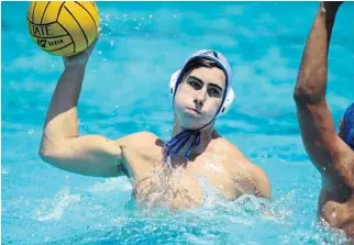  ?? GARY CURRERI/CORRESPOND­ENT ?? Parker Strickman, here against Fort Lauderdale in the 2016 water polo state quarterfin­als, hopes to lead St. Thomas Aquinas to its first state title since 2013.