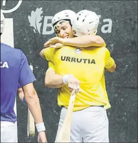  ?? FOTO: MIREYA LÓPEZ ?? Alegría Necol se abraza a su compañero Urrutia tras lograr la victoria