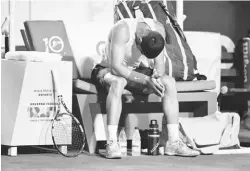  ?? — Gambar AFP ?? TARIK DIRI: Alcaraz menahan kesakitan selepas mengalami kecederaan pada perlawanan ATP Terbuka Brazil menentang Carlos Monteiro di Rio de Janeiro, Brazil.