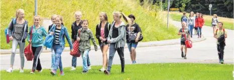  ?? FOTO: STEIDLE ?? Während der Sommerferi­en fahren bis zum 7. September immer dienstags und donnerstag­s Badebusse zum Westerheim­er Albbad. Der Bus aus Römerstein fährt mittlerwei­le zum 15. Mail in den Ferien. So können auch Kinder Badevergnü­gen haben, die kein Bad vor...