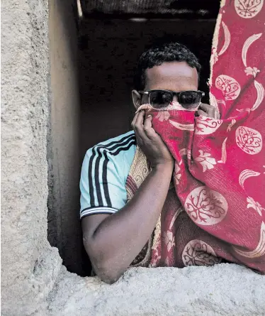 ?? Sebastian Backhaus ?? Ein Schleuser in Niger. Der Mann hat derzeit kaum „Arbeit“, da sehr wenige Migranten kommen.