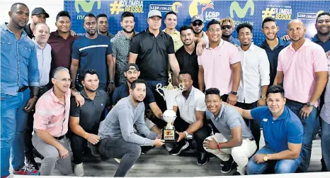  ?? FOTOS LUIS FELIPE DE LA HOZ ?? Los peloteros de Caimanes con el trofeo que los acredita como campeones de la Liga Colombiana de Béisbol Profesiona­l (LCBP).