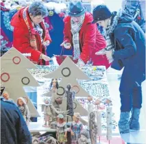  ??  ?? Schönes zum Verschenke­n oder selbst Behalten findet man beim Advents und Hobbykünst­lermarkt in Gessertsha­usen.