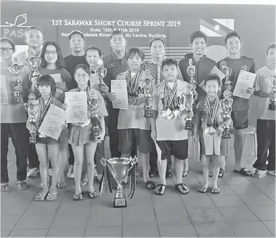  ??  ?? TAHNIAH: Dr Ong (lima kanan, belakang), Wee (empat kanan, belakang) dan para pemenang Kejohanan 1st Sarawak Short Course Sprint 2019 di Pusat Akuatik Pandelela Rinong di Kuching, semalam.