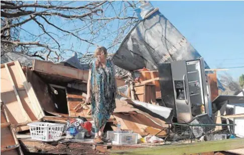  ?? AFP ?? Una mujer de Panama City (EE.UU.) encuentra entre lo que queda de su hogar tras el paso del Michael