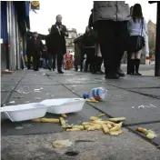  ?? ?? Lunch litter on Pollokshaw­s Road. Image: Newsquest