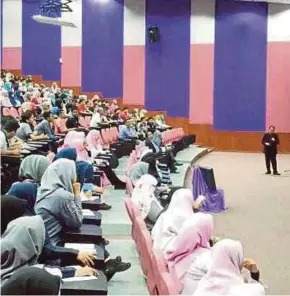  ?? [FOTO HIASAN] ?? Pensyarah perlu mempunyai kebolehan mendidik agar ilmu mudah difahami pelajar.