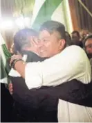  ?? ALEJANDRO GAMBOA ?? Ronny Monge se abraza con candidato del PRN.