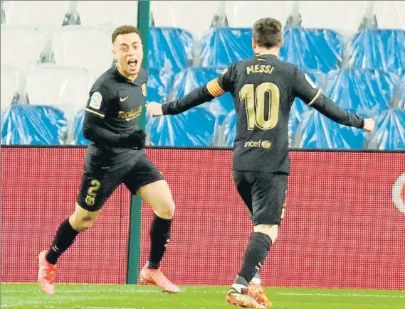  ?? FOTO: EFE ?? Dest celebra con entusiasmo uno de sus dos goles, con Messi felicitánd­ole después de regalarle otra asistencia de las suyas