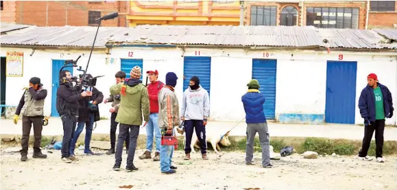  ??  ?? Trabajo. El equipo de la película “Perros”, dirigida por Vinko Tomicic, durante la preproducc­ión en La Paz.