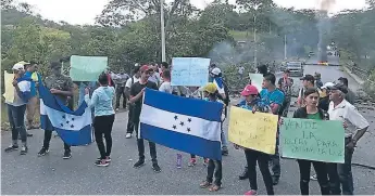  ??  ?? CLAMOR. Los manifestan­tes pidieron respuesta a la Enee.