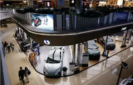  ?? © REUTERS ?? De Chinezen stellen hun elektrisch­e wagens tentoon in shoppingce­ntra.