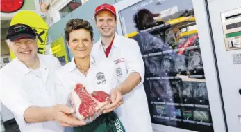  ?? BILD: SN/ROBERT RATZER ?? Das Dry Aged Beef der Metzge
rei Auernig gibt es ab sofort auch aus dem Automaten. Im Bild Fritz, Christine und Stefan Auer
nig (v. r.).