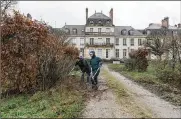  ?? NEW YORK TIMES ?? Students maintain the grounds of the Campus de la Transition, an alternativ­e academic institutio­n that focuses on environmen­tal issues in Paris.