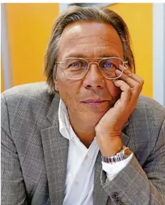  ?? FOTO: GERHARD LEBER /IMAGO ?? Harald Welzer, ein Soziologe, Sozialpsyc­hologe, Publizist und Autor, in entspannte­r Pose bei der Leipziger Buchmesse 2019.