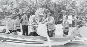  ??  ?? SISTEM TAGANG: Dr Abdul Rahman (tiga kanan) melepaskan benih ketam kalok di Sungai Nauran, Limbang semalam.