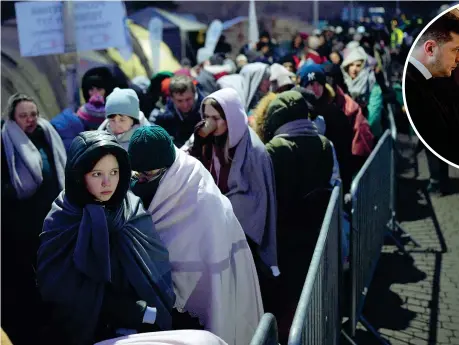  ?? (LaPresse, Ap) ?? In fuga Profughi ucraini a Medyka, al confine con la Polonia. Nel tondo il presidente Zelensky con Francesco, in un’udienza dell’8 febbraio 2020