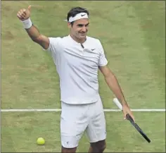  ??  ?? ÍDOLO. Federer celebra su pase a la final tras ganar a Berdych.