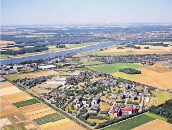  ?? FOTO: BAYER ?? Die Zentrale von Bayer Crop Science liegt in Monheim. Auf dem Campus in der Nähe des Rheins stehen Labore, Produktion­sanlagen und eine Bibliothek mit 3,5 Millionen Substanzen.