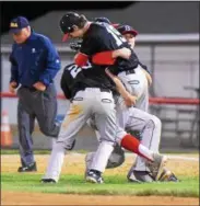  ?? AUSTIN HERTZOG - DIGITAL FIRST MEDIA ?? Members of the Boyertown baseball team surround pitcher Noah Kurtz (19) to begin the celebratio­n after winning the PAC title, 7-0 over Phoenixvil­le, Friday night.