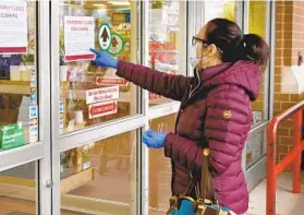  ?? JERRY JACKSON/BALTIMORE SUN ?? Zita Vaunt arrives at Trader Joe’s in Elkridge to find the store closed for cleaning after an employee was suspected to have the coronaviru­s.