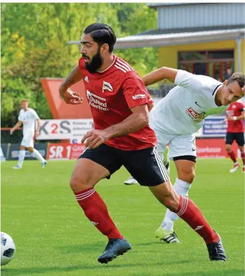  ?? FOTO: ROLF RUPPENTHAL ?? Völklingen­s Neuzugang Maziar Namavizade­h feierte beim klaren Sieg seiner Mannschaft gegen Ludwigshaf­en einen Einstand nach Maß. Er bereitete zwei Tore vor und setzte dann den Schlusspun­kt zum 4:0-Endstand.