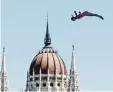  ?? Foto: Axel Heimken, dpa ?? Hier siehst du Iris Schmidbaue­r bei ei nem Sprung in der ungarische­n Haupt stadt Budapest.