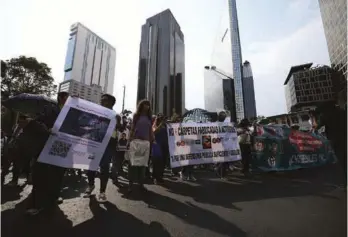  ?? ?? Cientos de manifestan­tes protestan para exigir la libertad de personas en el marco del Día Internacio­nal de las presas y los presos políticos en la Ciudad de México. (Foto: EFE)