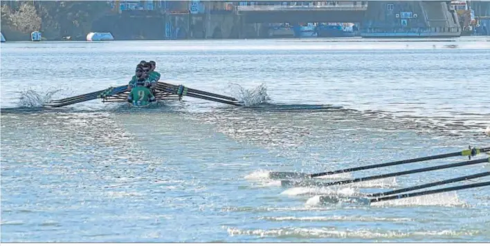  ??  ?? Foto panorámica de la Sevilla-Betis, con el bote verdiblanc­o a punto de cruzar la meta con varios botes de ventaja sobre el rojiblanco.