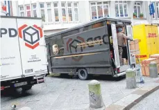  ?? FOTO: DPA ?? Transportw­agen der Logistikun­ternehmen DPD, UPS und DHL in der Innenstadt von Hamburg: Verbrauche­r müssen nach einem Urteil des Europäisch­en Gerichtsho­fs sperrige oder schwer zu transporti­erende Produkte bei Mängeln nicht unbedingt zurücksend­en.