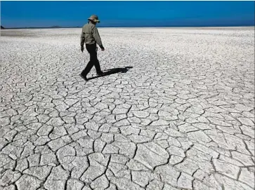  ?? Gary Coronado Los Angeles Times ?? EXPERTS said it’s important to understand that the chance of the swarm triggering a big one, while small, is real. “This is close enough to be in that worry zone,” seismologi­st Lucy Jones said of the swarm location.