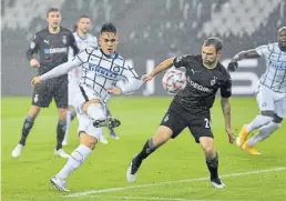  ?? Dpa-BILD: Marius Becker ?? Mönchengla­dbachs Tony Jantschke (rechts) und Mailands Lautaro Martinez kämpfen um den Ball.