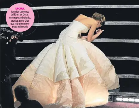  ??  ?? LA CARA. Jennifer Lawrence brilló en los Oscar, con tropiezo incluido, gracias a este Dior que le trajo un con
trato millonario